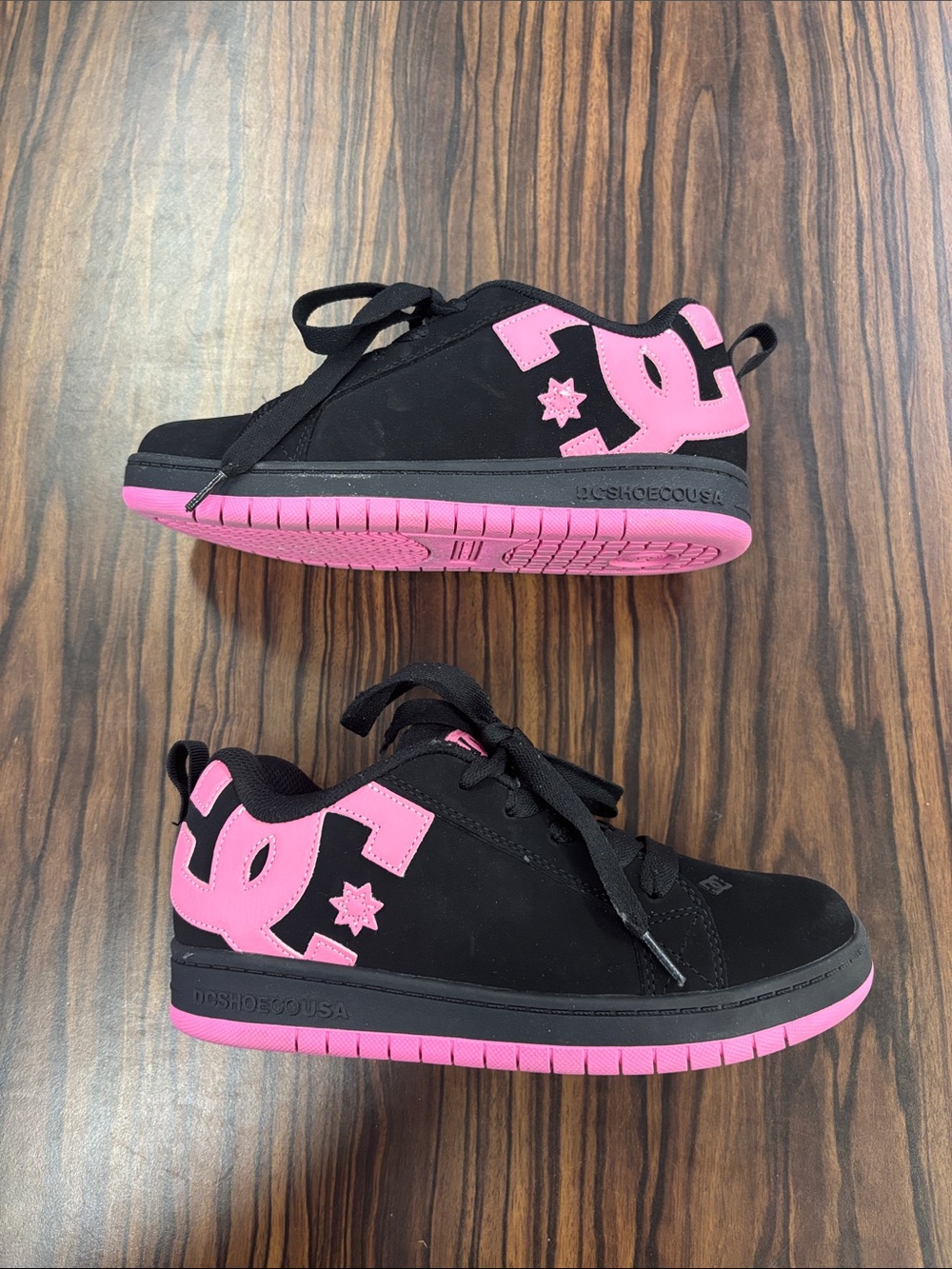 DC - Girls Court Graffik Lowtop Shoes, 5.5 US big kid, color black/pink. - Picture 3 of 5